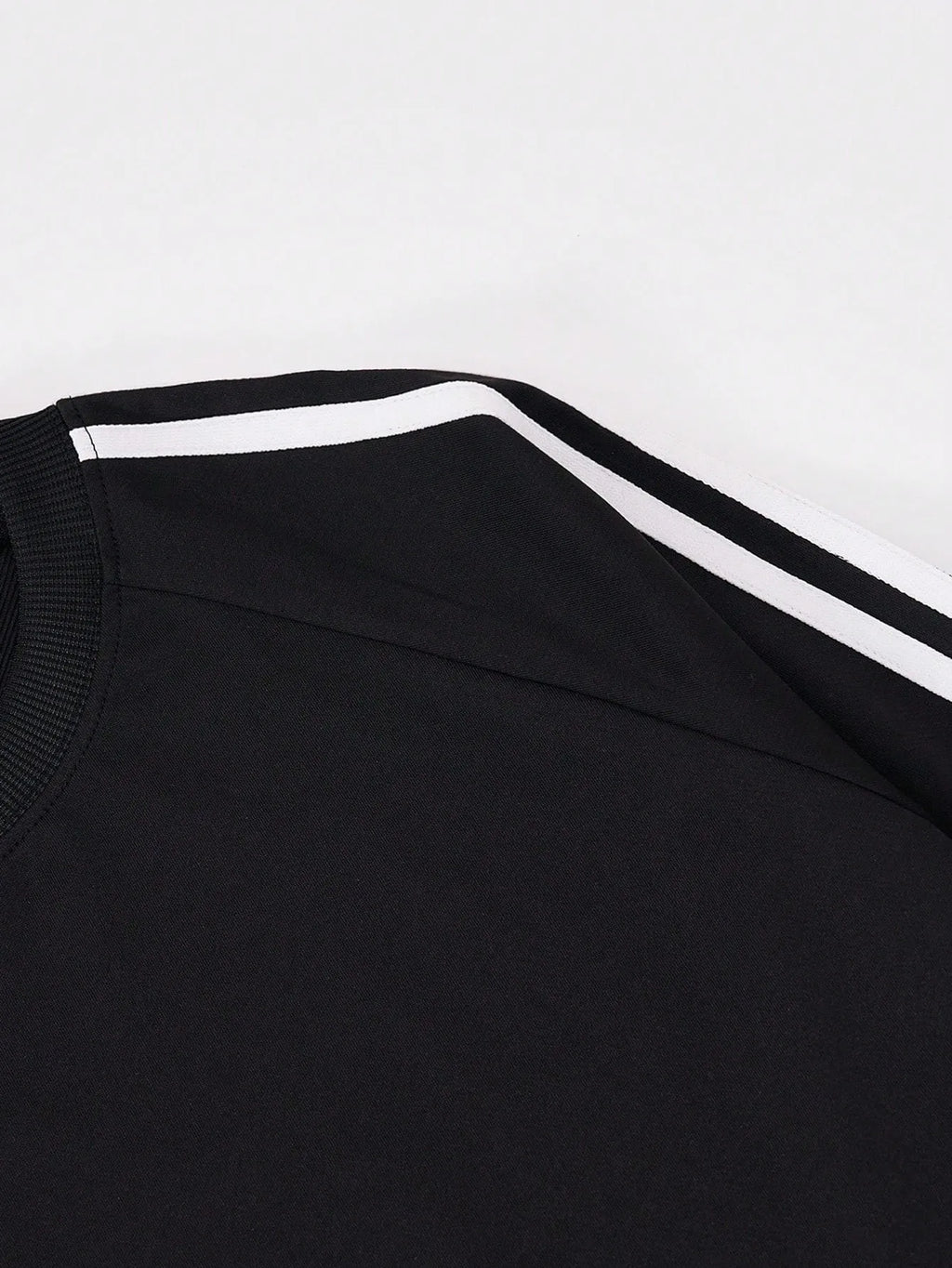 The new men's long-sleeved T-shirt for Spring and Autumn 2025 is casual fashionable and comfortable with 3D digital printing